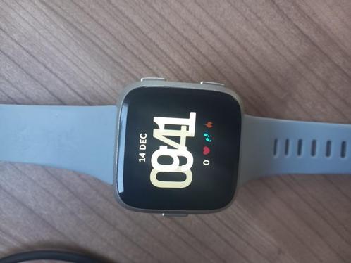 Fitbit Versa (1) - Smartwatch Grijs, Sieraden, Tassen en Uiterlijk, Smartwatches, Gebruikt, Android, Grijs, Hartslag, Slaap, Stappen