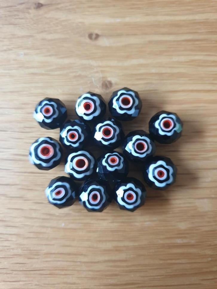 14 zwart geslepen glaskralen met motiefje, Hobby en Vrije tijd, Kralen en Sieraden maken, Zo goed als nieuw, Kraal, Ophalen of Verzenden