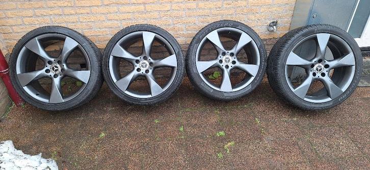 Zgan velgen 19' breedset Mercedes + Pirelli winterbanden, Auto-onderdelen, Banden en Velgen, Banden en Velgen, Winterbanden, 19 inch