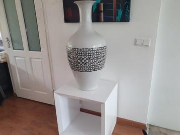 Zeer grote vaas 92 cm hoog 44 cm breed en inclusief tafel beschikbaar voor biedingen