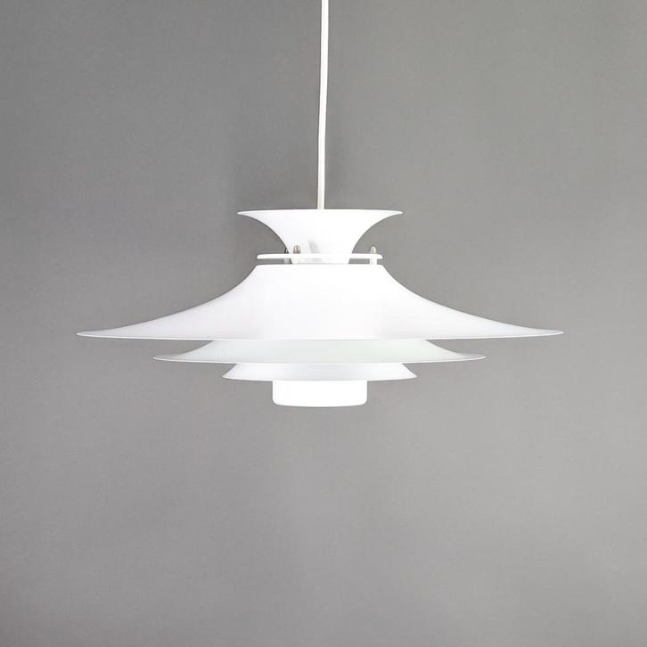 Witte Scandinavische Hanglamp van Formlight A/S, Huis en Inrichting, Lampen | Hanglampen, Zo goed als nieuw, 75 cm of meer, Kunststof