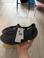 Yeezy foam rnnr carbon maat 46, Kleding | Heren, Schoenen, Ophalen of Verzenden, Zo goed als nieuw, Zwart
