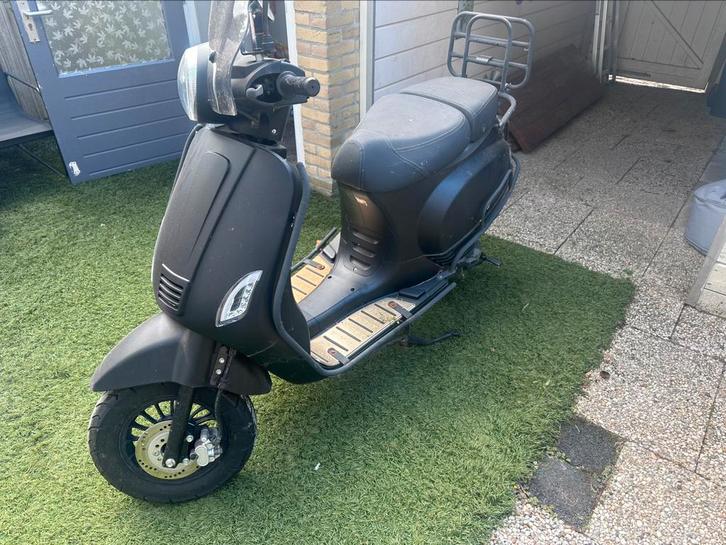 Senzo Rivalux 25km 4 takt blauw kenteken snor scooter 2019, Fietsen en Brommers, Snorfietsen en Snorscooters, Zo goed als nieuw