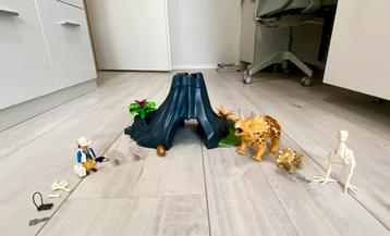 Playmobil Dino bundel met vulkaan, dino’s en ei beschikbaar voor biedingen