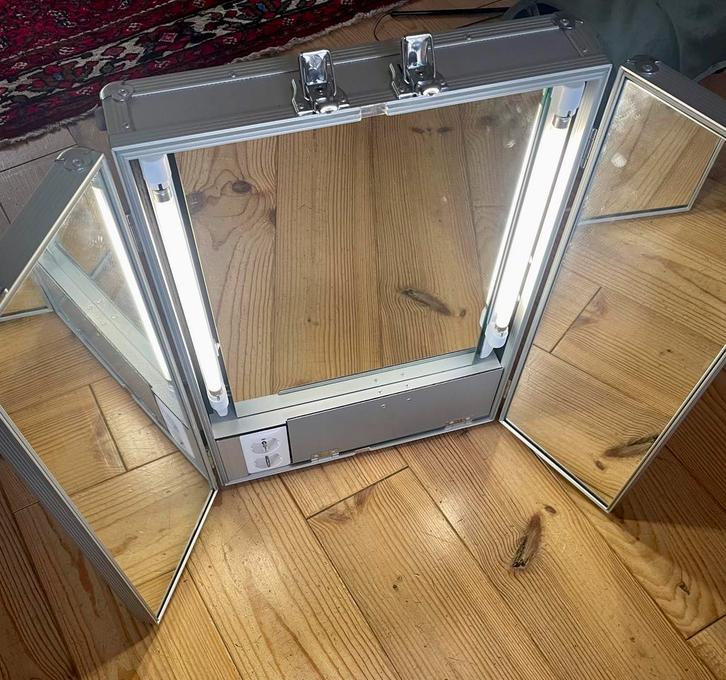 Lichtgewicht koffer met licht en spiegel, Sieraden, Tassen en Uiterlijk, Koffers, Gebruikt, Overige materialen, 50 tot 60 cm, 35 tot 45 cm
