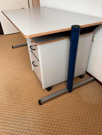 Gispen bureau met ladenblok - Klassiek design beschikbaar voor biedingen