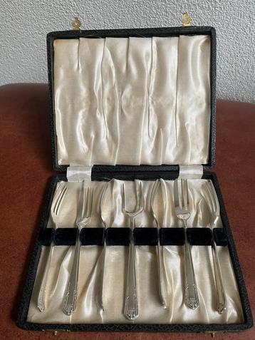 Zevendelige verzilverde bestekset vorkjes in doos beschikbaar voor biedingen