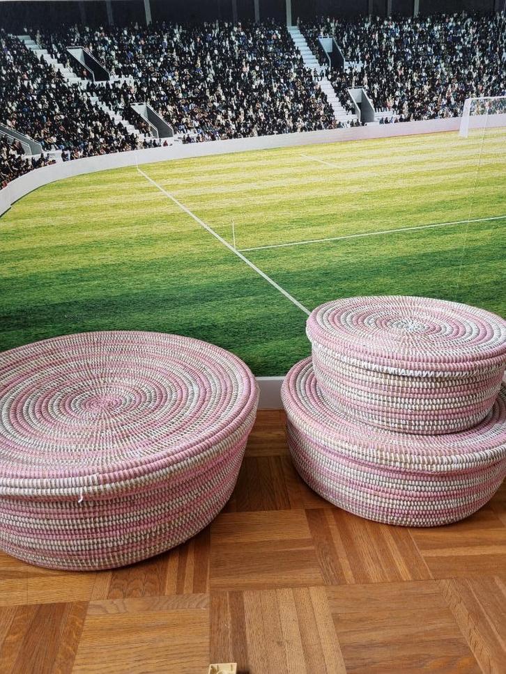 set van 3 roze witte afrikaanse zeegras manden, Huis en Inrichting, Woonaccessoires | Schalen en Manden, Nieuw, Mand, Rond, Riet