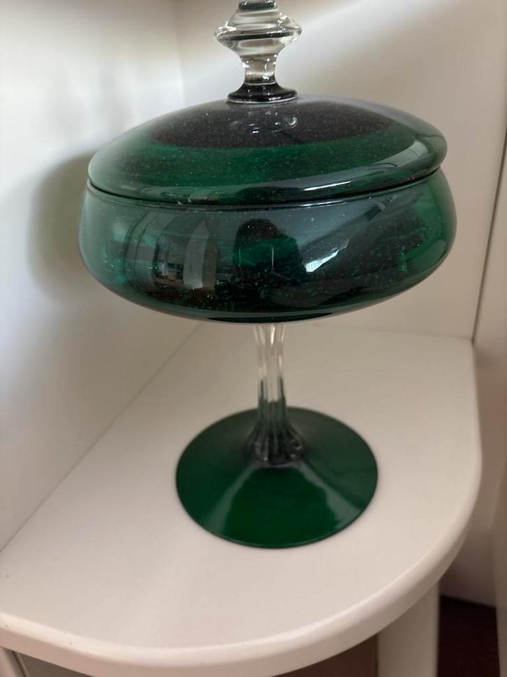 Antieke Groene Glazen Bonbonnière op Voet - Elegant Design, Antiek en Kunst, Antiek | Glas en Kristal, Ophalen