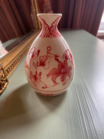 Terracotta rood/creme kleurig vaasje beschikbaar voor biedingen