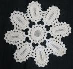 Wit gehaakt kleedje 20,5 cm in vorm van een bloem of ster, Antiek en Kunst, Antiek | Kleden en Textiel, Ophalen of Verzenden