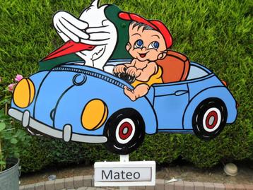 Geboortebord baby en ooievaar in blauwe auto. beschikbaar voor biedingen