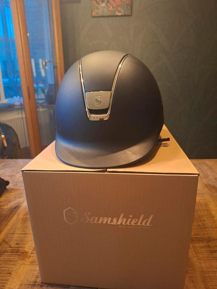 Mooie donkerbruine samshield te koop, Dieren en Toebehoren, Paardrijkleding, Zo goed als nieuw, Cap, Dressuur, Ophalen of Verzenden