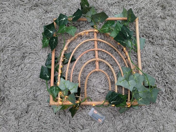 Rotan wanddecoratie regenboog met lampjes en kunst klimop!, Huis en Inrichting, Woonaccessoires | Wanddecoraties, Zo goed als nieuw