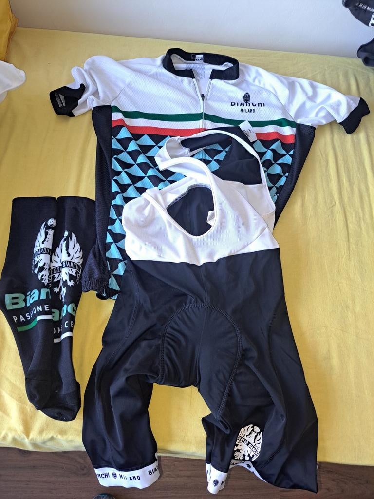 Bianchi wielerkleding set - shirt, broek en sokken, Fietsen en Brommers, Fietsaccessoires | Fietskleding, Heren, Ophalen of Verzenden