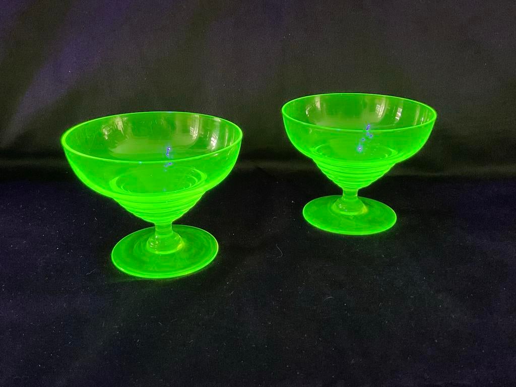 WJ Rozendaal Kristalunie Uraniumglas IJscoupes (2 stuks), Antiek en Kunst, Antiek | Glas en Kristal, Ophalen of Verzenden