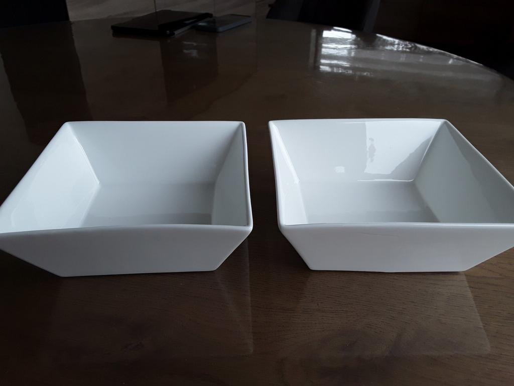 Izgst 2 witte kommen, schaaltjes, Huis en Inrichting, Keuken | Servies, Ophalen of Verzenden, Zo goed als nieuw, Effen, Kom(men)