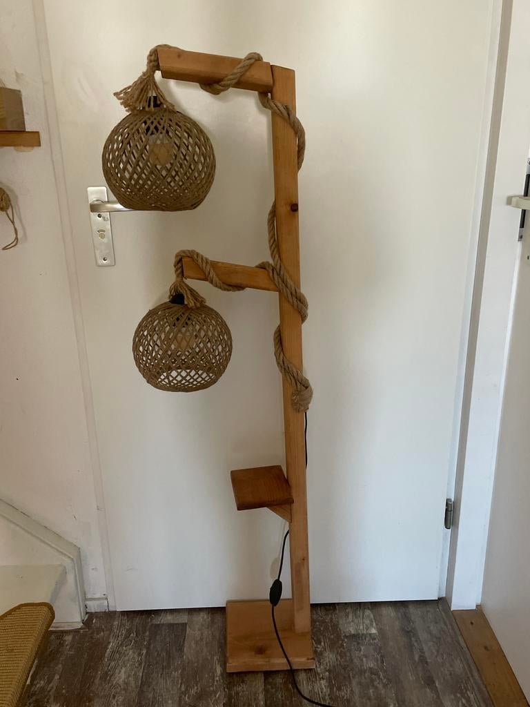 Unieke houten vloerlamp met touwdetails en 2 lampen, Ophalen of Verzenden, Zo goed als nieuw, Hout, 150 tot 200 cm