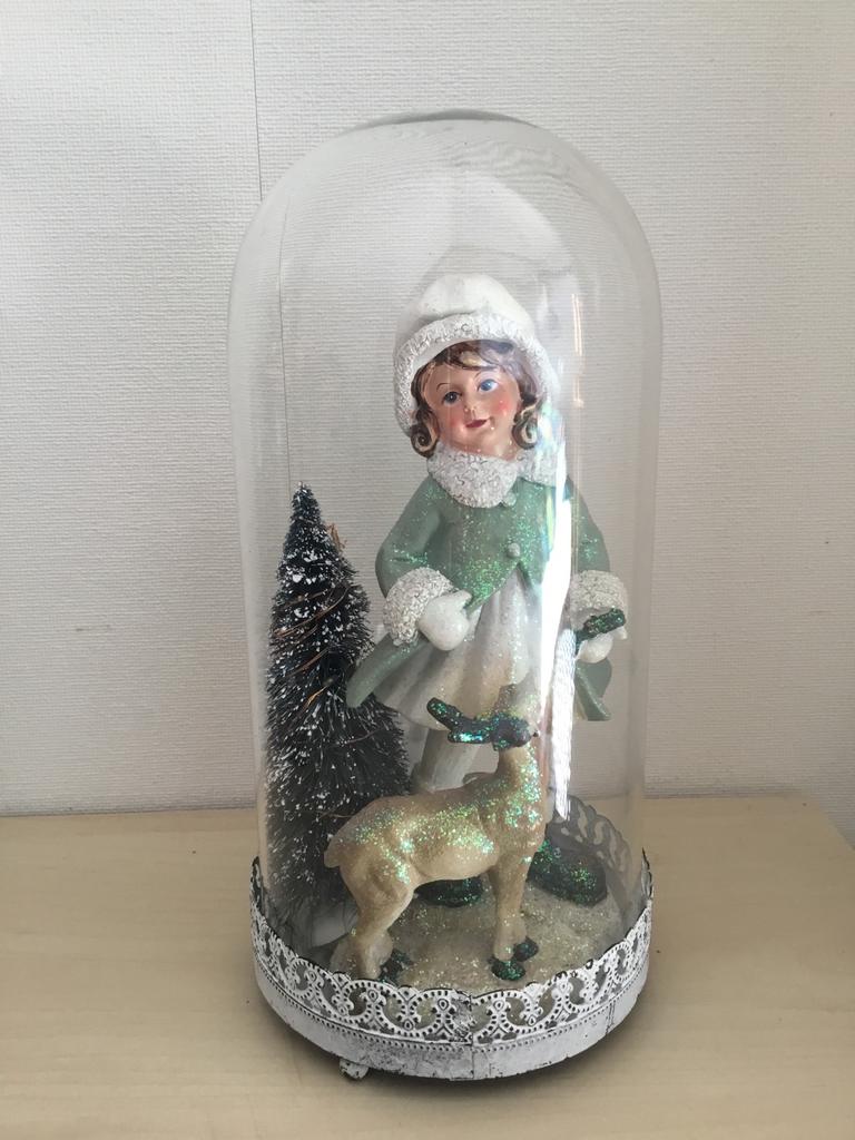 Meisje met hertje bij kerstboom onder glazen stolp, Diversen, Kerst, Ophalen of Verzenden, Zo goed als nieuw