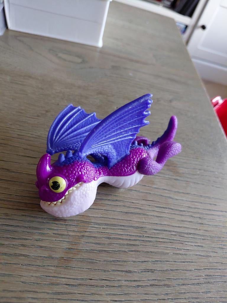 Hoe Tem Je Een Draak Baby Scuttleclaw McDonald's Happy Meal, Verzamelen, Poppetjes en Figuurtjes, Gebruikt, Ophalen of Verzenden