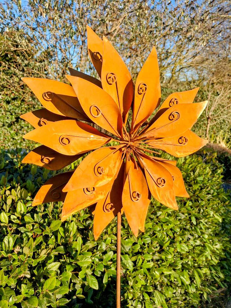 Roest bloem groot zinnia op tuinsteker diameter 45 cm., Ophalen of Verzenden
