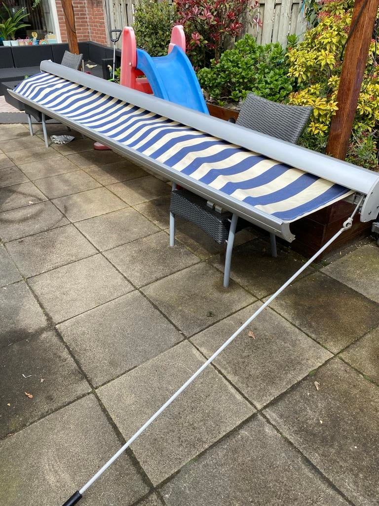 Knikarmscherm zonnescherm blauw/wit 450cm handbediening, Gebruikt, 450 cm of meer, Ophalen of Verzenden, Knikarmscherm