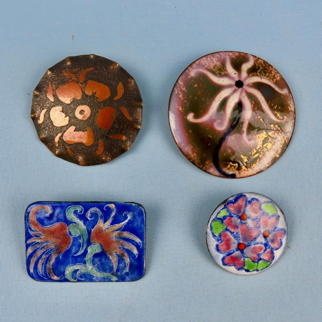 Vier geëmailleerde Art Deco broches - op koper, Ophalen of Verzenden