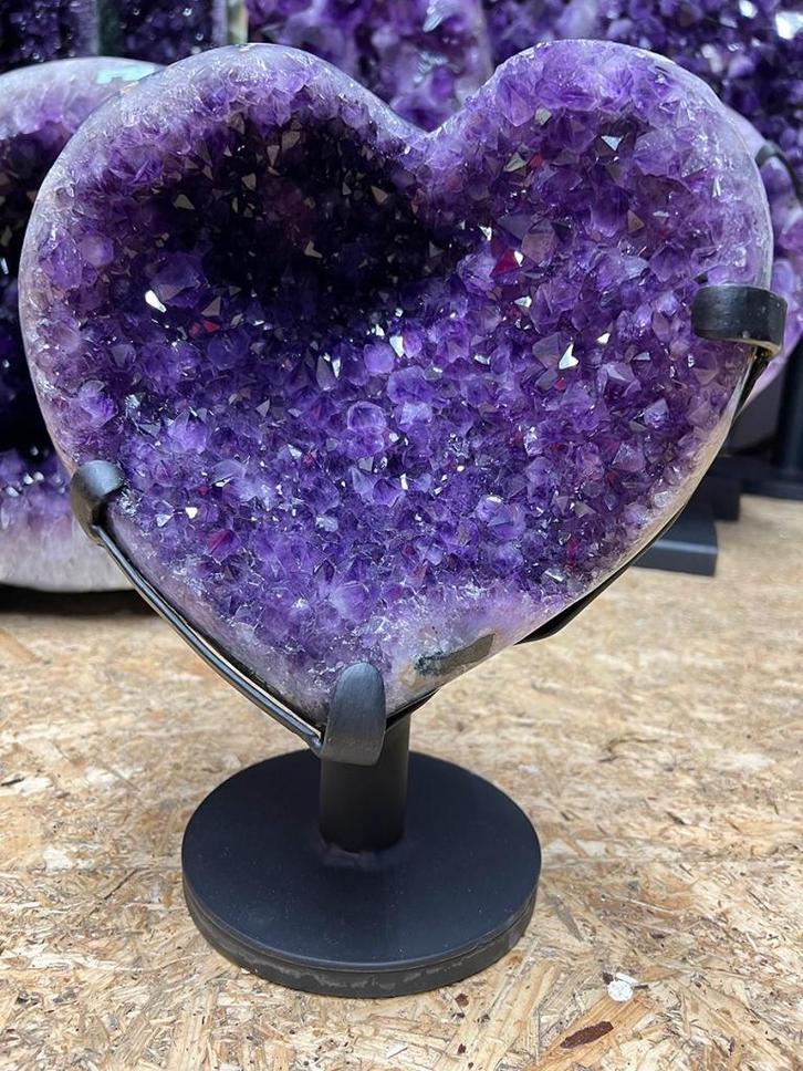 Amethist geode (17) Mooi diep paars, prachtige kristallen, Verzamelen, Mineralen en Fossielen, Mineraal, Ophalen of Verzenden