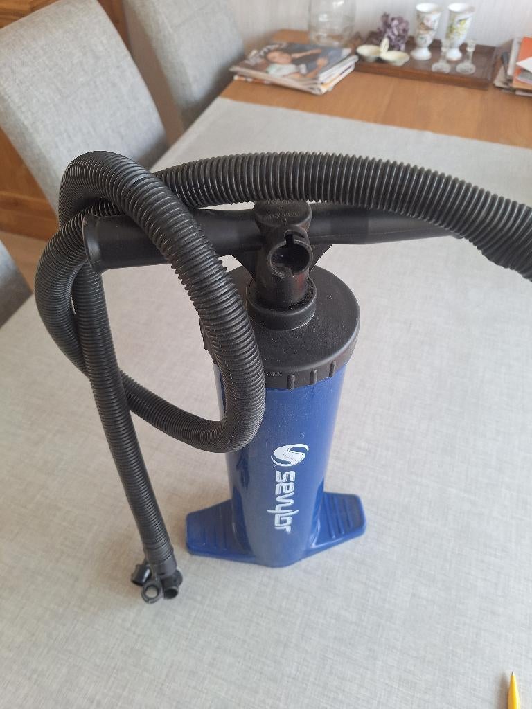 Handpomp voor opblaasbare kano of andere boot. sevylor, Watersport en Boten, Ophalen of Verzenden, Zo goed als nieuw, Eén persoon