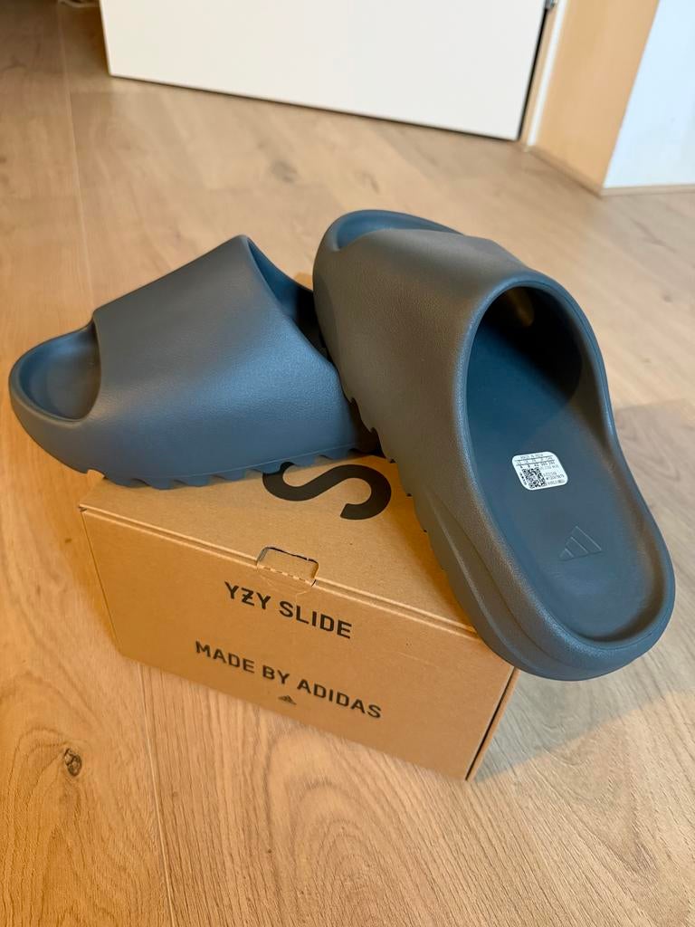 Yeezy Slide Slate Marine maat 42, Kleding | Heren, Schoenen, Slippers, Blauw, Nieuw, Ophalen of Verzenden