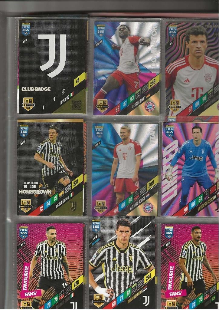 Map met uit 2024 met 230 stuks Voetbal plaatjes, Ophalen of Verzenden, Zo goed als nieuw, Buitenlandse clubs, Poster, Plaatje of Sticker