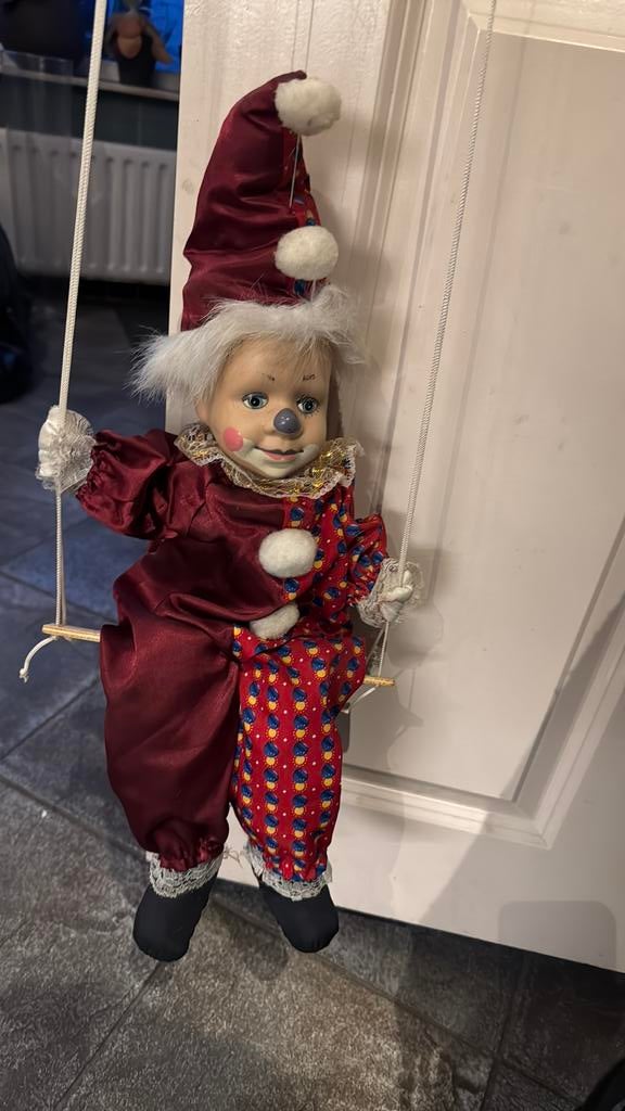 Lieve hangende pipo op schommel, Ophalen of Verzenden, Gebruikt, Wanddecoratie