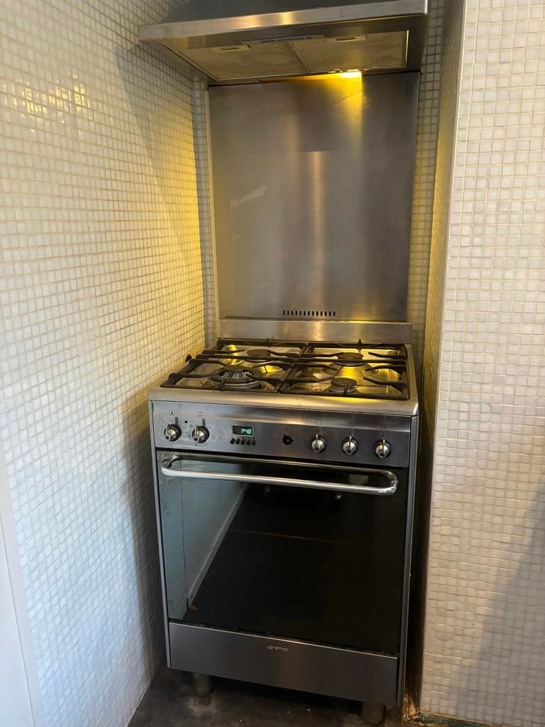 Smeg Gasfornuis met Oven en Afzuigkap, Ophalen, Gebruikt, Oven, Vrijstaand