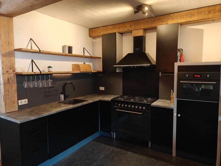 Moderne zwarte hoekkeuken met oven, gasstel en afzuigkap, Huis en Inrichting, Keuken | Complete keukens, Gebruikt, Hoekkeuken