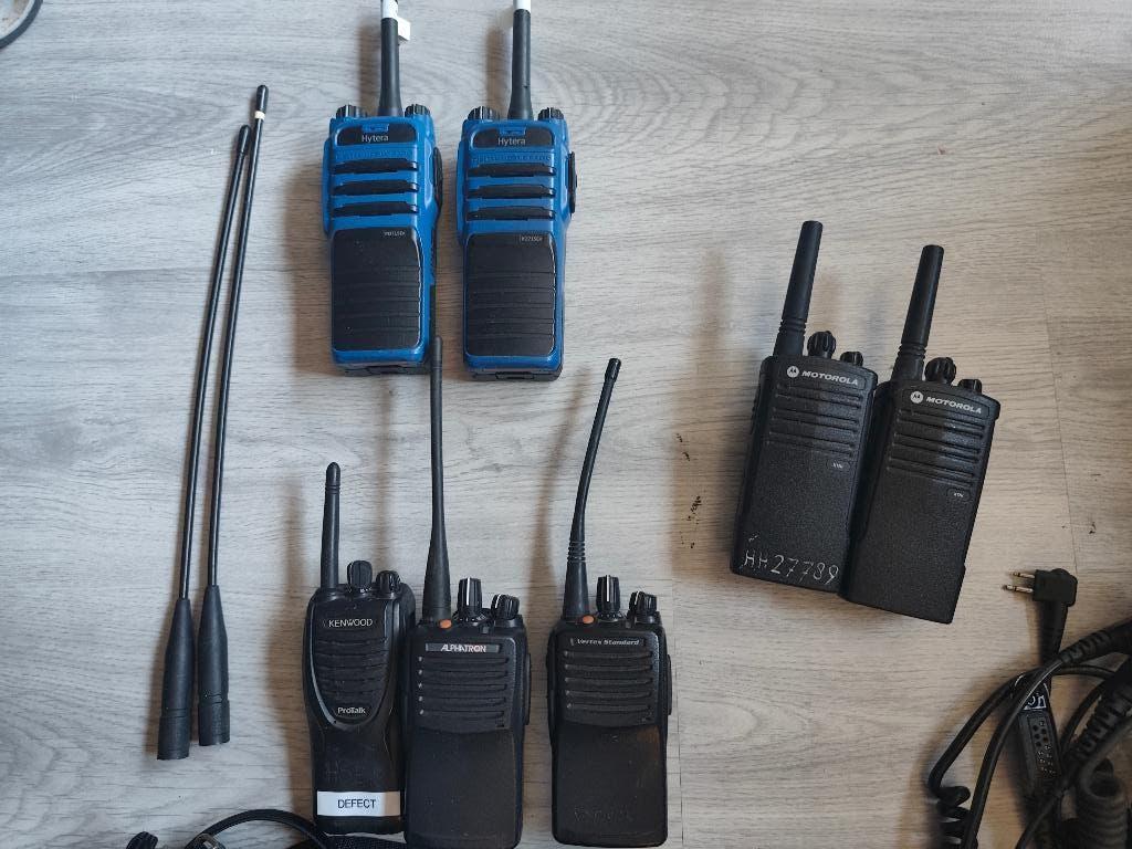 diverse portofoon met accessoires, Gebruikt, Ophalen of Verzenden, Portofoon of Walkie-talkie, Met broekklem