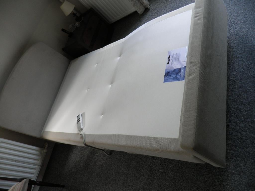Eastborn   boven/beneden  eltr verstelbaar  afm 120 x 200 cm, Ophalen, Verstelbaar, Zo goed als nieuw, Twijfelaar