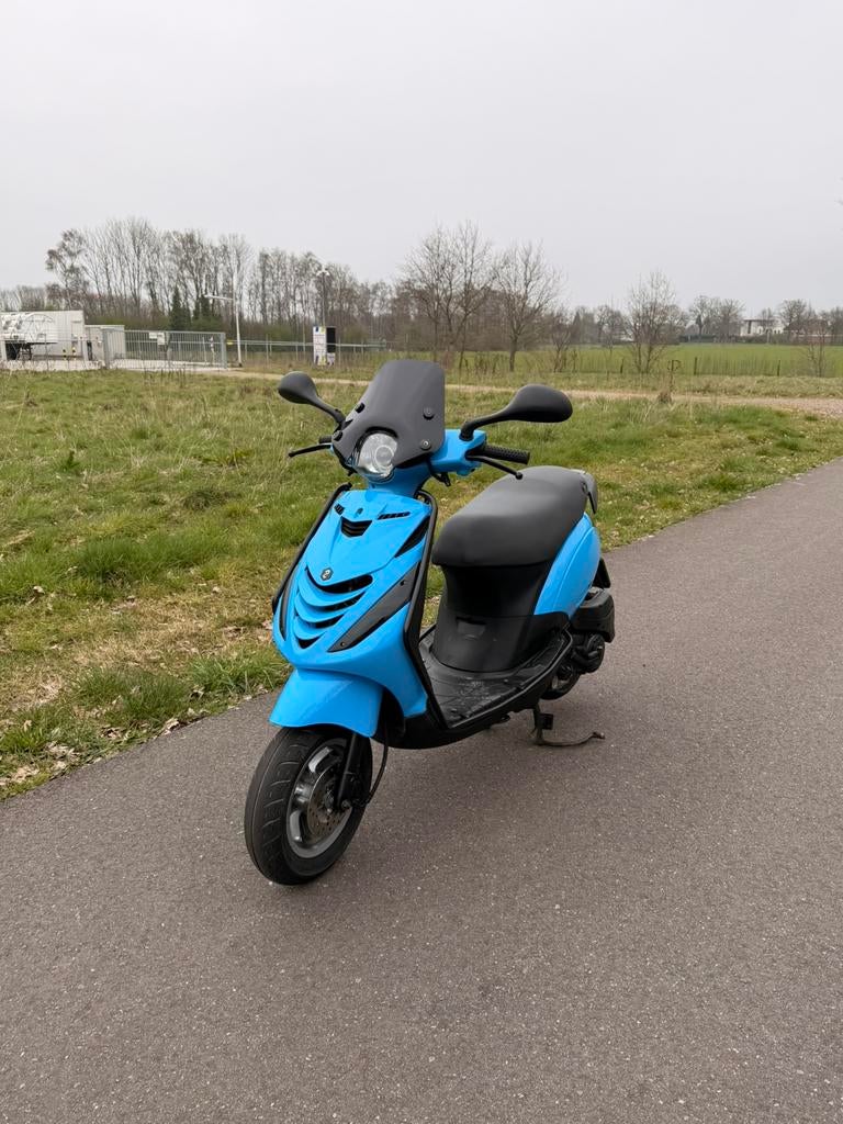 Exclusieve piaggio zip 4 takt, Fietsen en Brommers, Scooters | Piaggio, Ophalen, Maximaal 45 km/u, Zip, Zo goed als nieuw