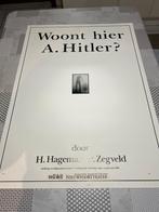 Vintage Poster Woont hier A. Hitler? door H. Hageman / P. Ze, Verzamelen, Deurposter of groter, Ophalen of Verzenden, Reclame