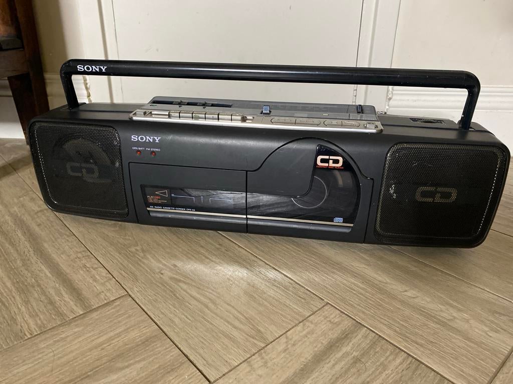 Sony Cassette CD Radio Speler (defect - radio werkt), The Heights, Brooklands, Weybridge, Surrey, KT13 0XW, United Kingdom., Ophalen of Verzenden