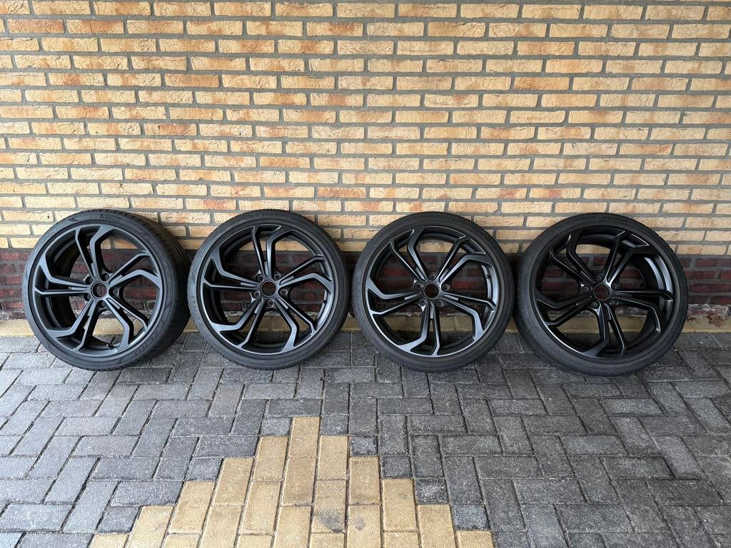 Originele Reifnitz VW velgen  19 inch pirelli, Auto-onderdelen, Banden en Velgen, Gebruikt, Banden en Velgen, 235 mm, Personenwagen