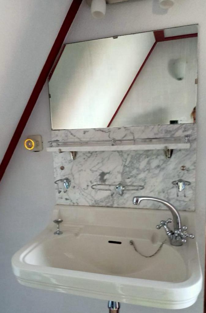 Mooie wasbak met marmeren plaat en spiegel, Ophalen, Wastafel