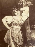 Vroege foto van een fruitmeisje. Ca. 1895, Foto, Ophalen of Verzenden, Zo goed als nieuw, Voor 1940