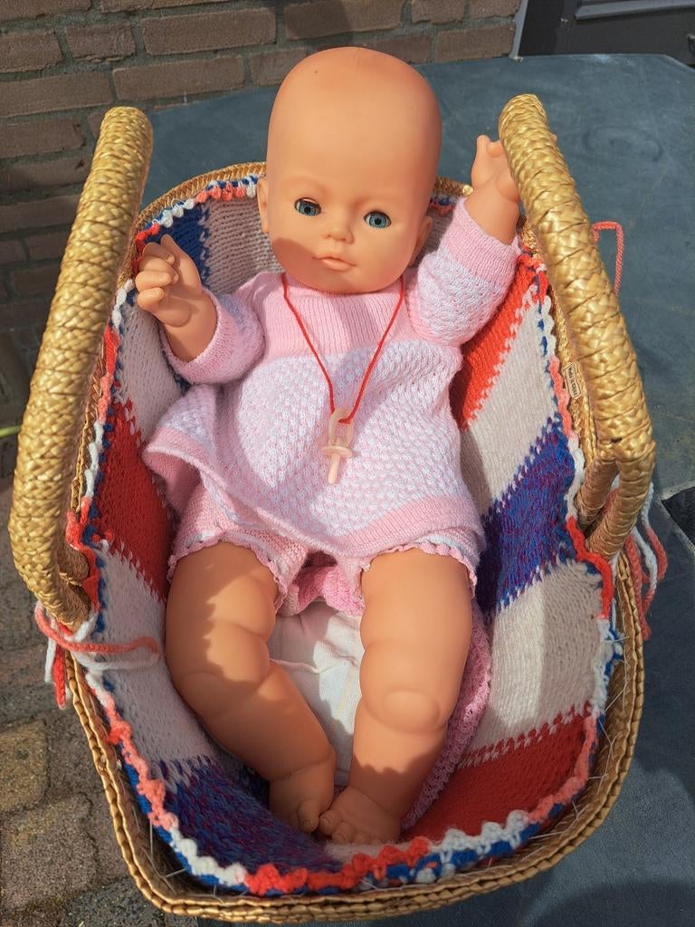 Babypop Gadea in rieten mandje, Ophalen, Zo goed als nieuw, Babypop