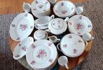 Groot Vintage porseleinen theeservies met bloemmotief, Antiek en Kunst, Antiek | Servies compleet, Ophalen