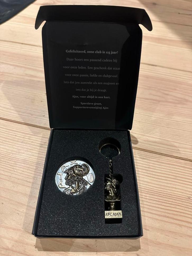 Ajax 125 jaar jubileum munt en sleutelhanger in doosje, Verzamelen, Sportartikelen en Voetbal, Nieuw, Overige typen, Ajax, Ophalen