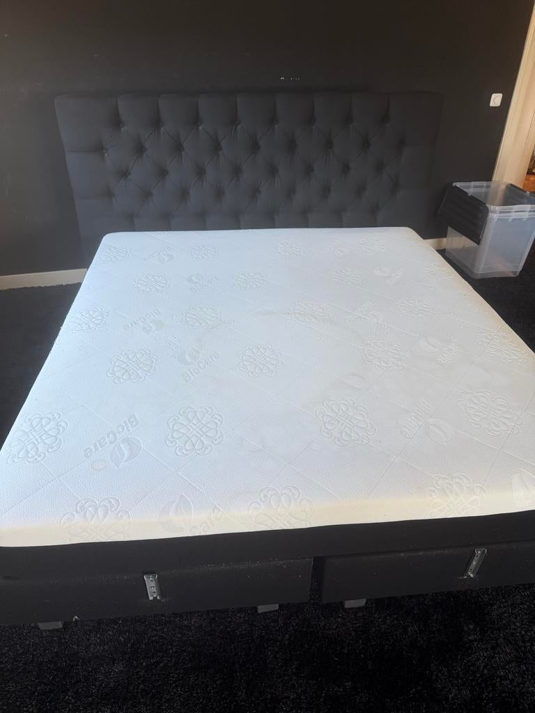 Boxspring 200x180 met hoofdbord, Huis en Inrichting, Slaapkamer | Boxsprings, Gebruikt, Zwart, Tweepersoons, Ophalen of Verzenden
