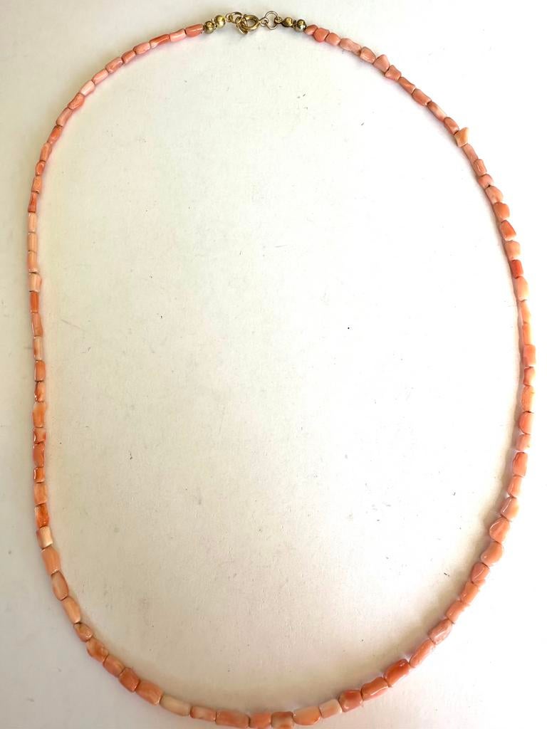 Koraal vintage ketting met goudkleurige sluiting, Sieraden, Tassen en Uiterlijk, Kettingen, Verzenden, Zo goed als nieuw, Rood