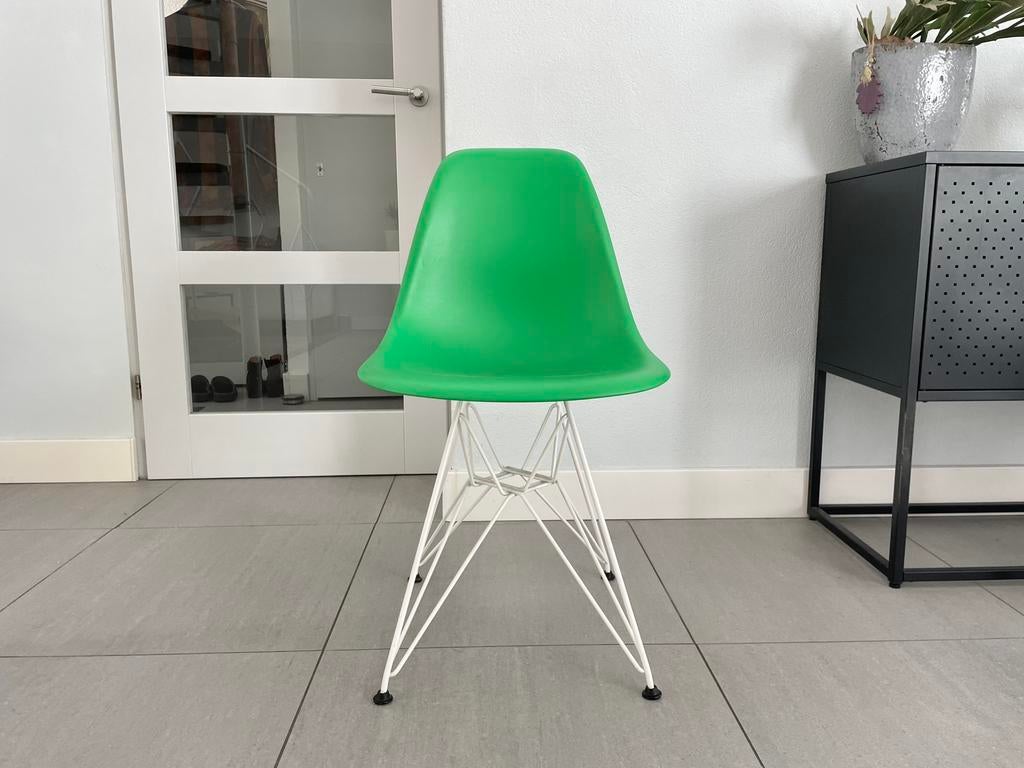 Vitra Eames side stoel appelgroen / wit dsr, Huis en Inrichting, Stoelen, Vitra, Overige kleuren, Ophalen of Verzenden, Zo goed als nieuw