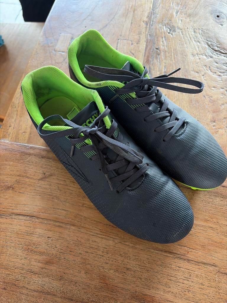 Dutchy voetbalschoenen maat 40, Sport en Fitness, Voetbal, Ophalen of Verzenden, Zo goed als nieuw, Schoenen