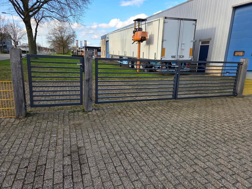 Dubbele draaipoort + looppoort met horizontale lamellen, Ophalen, Met poort, Gebruikt, Sierhekwerk